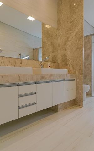 Casa de condomínio à venda com 472m², 3 quartos e 4 vagas Casa de condomínio à venda com 472m², 3 quartos e 4 vagasBanheiro da Suíte master