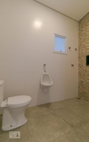 Casa de condomínio à venda com 472m², 3 quartos e 4 vagas Casa de condomínio à venda com 472m², 3 quartos e 4 vagasBanheiro da área Gourmet - Masculino
