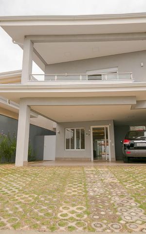 Casa de condomínio à venda com 472m², 3 quartos e 4 vagas Casa de condomínio à venda com 472m², 3 quartos e 4 vagasFachada