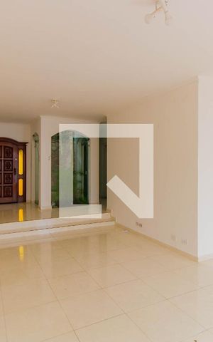 Casa à venda com 300m², 4 quartos e 2 vagas Casa à venda com 300m², 4 quartos e 2 vagasSala