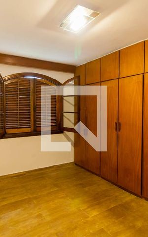 Casa à venda com 300m², 4 quartos e 2 vagas Casa à venda com 300m², 4 quartos e 2 vagasSuíte