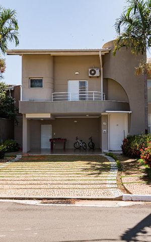 Casa de condomínio à venda com 350m², 4 quartos e 4 vagas Casa de condomínio à venda com 350m², 4 quartos e 4 vagasFachada da Casa