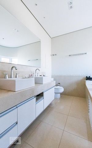 Casa de condomínio à venda com 350m², 4 quartos e 4 vagas Casa de condomínio à venda com 350m², 4 quartos e 4 vagasBanheiro