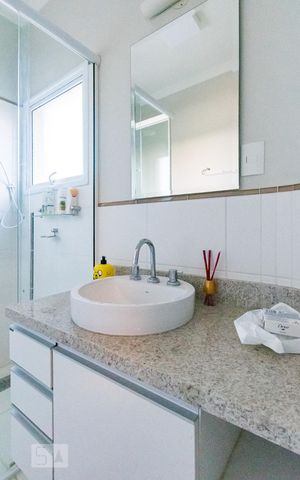 Casa de condomínio à venda com 350m², 4 quartos e 4 vagas Casa de condomínio à venda com 350m², 4 quartos e 4 vagasBanheiro