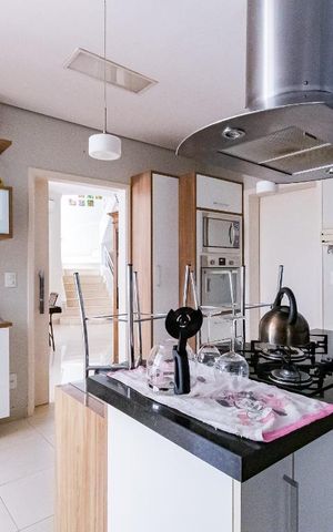 Casa de condomínio à venda com 350m², 4 quartos e 4 vagas Casa de condomínio à venda com 350m², 4 quartos e 4 vagasCozinha