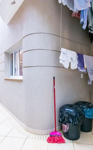 Casa de condomínio à venda com 350m², 4 quartos e 4 vagas Casa de condomínio à venda com 350m², 4 quartos e 4 vagasÁrea de Serviço - Externa