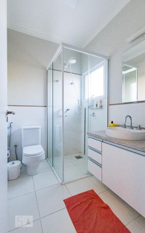 Casa de condomínio à venda com 350m², 4 quartos e 4 vagas Casa de condomínio à venda com 350m², 4 quartos e 4 vagasBanheiro