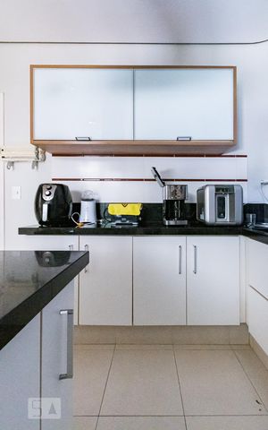 Casa de condomínio à venda com 350m², 4 quartos e 4 vagas Casa de condomínio à venda com 350m², 4 quartos e 4 vagasCozinha