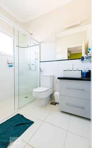 Casa de condomínio à venda com 350m², 4 quartos e 4 vagas Casa de condomínio à venda com 350m², 4 quartos e 4 vagasBanheiro