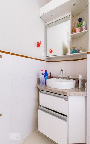 Casa de condomínio à venda com 350m², 4 quartos e 4 vagas Casa de condomínio à venda com 350m², 4 quartos e 4 vagasBanheiro