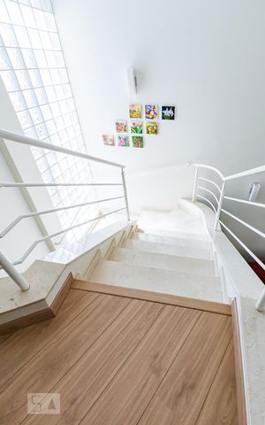 Casa de condomínio à venda com 350m², 4 quartos e 4 vagas Casa de condomínio à venda com 350m², 4 quartos e 4 vagasHall Andar Superior - Escada