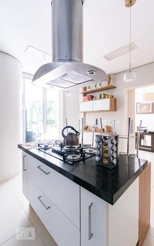 Casa de condomínio à venda com 350m², 4 quartos e 4 vagas Casa de condomínio à venda com 350m², 4 quartos e 4 vagasCozinha