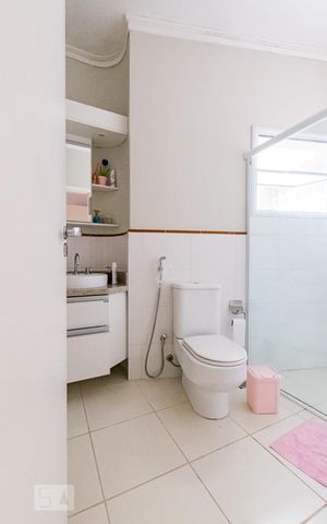 Casa de condomínio à venda com 350m², 4 quartos e 4 vagas Casa de condomínio à venda com 350m², 4 quartos e 4 vagasBanheiro