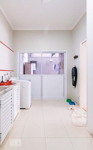 Casa de condomínio à venda com 350m², 4 quartos e 4 vagas Casa de condomínio à venda com 350m², 4 quartos e 4 vagasÁrea de Serviço