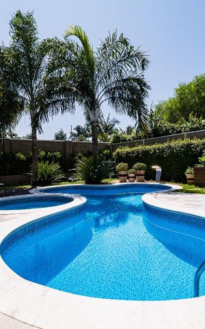 Casa de condomínio à venda com 350m², 4 quartos e 4 vagas Casa de condomínio à venda com 350m², 4 quartos e 4 vagasÁrea Externa - Piscina