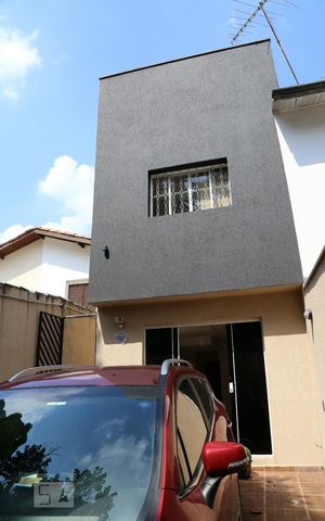 Casa para alugar com 120m², 2 quartos e 2 vagasFachada
