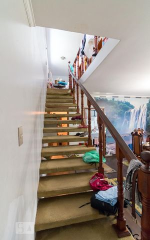 Casa à venda com 357m², 4 quartos e 4 vagasEscada