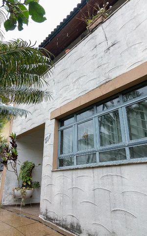 Casa à venda com 357m², 4 quartos e 4 vagasFachada da casa