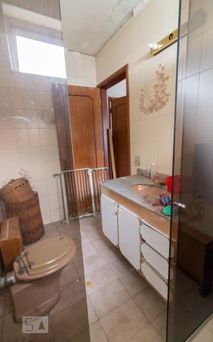 Casa à venda com 357m², 4 quartos e 4 vagasBanheiro quarto 2 suíte