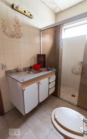 Casa à venda com 357m², 4 quartos e 4 vagasBanheiro quarto 2 suíte