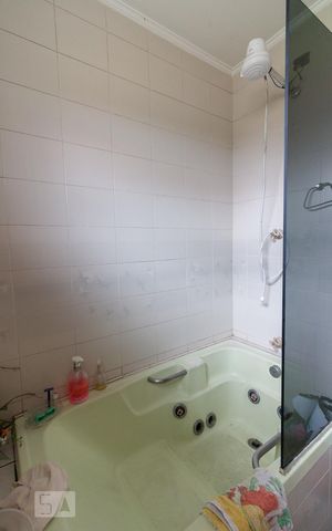 Casa à venda com 357m², 4 quartos e 4 vagasBanheiro quarto 1 suíte