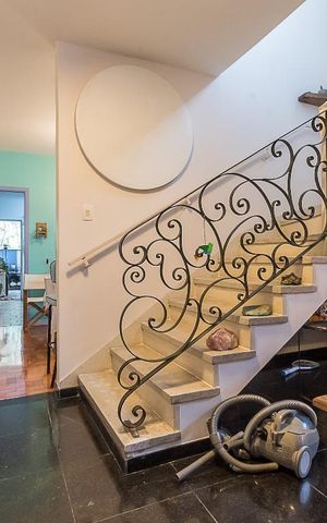 Casa à venda com 203m², 3 quartos e 3 vagas Casa à venda com 203m², 3 quartos e 3 vagasEscada
