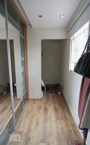 Apartamento para alugar com 80m², 2 quartos e 1 vaga Apartamento para alugar com 80m², 2 quartos e 1 vagaCloset do quarto 1