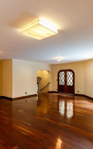 Casa à venda com 450m², 5 quartos e 6 vagas Casa à venda com 450m², 5 quartos e 6 vagasSala