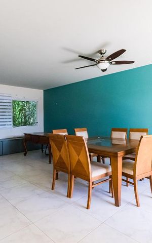 Casa de condomínio à venda com 380m², 4 quartos e 5 vagas Casa de condomínio à venda com 380m², 4 quartos e 5 vagasSala