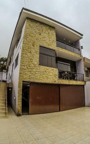 Casa à venda com 300m², 4 quartos e 8 vagas Casa à venda com 300m², 4 quartos e 8 vagasFachada