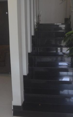 Casa à venda com 325m², 4 quartos e 2 vagasEscada