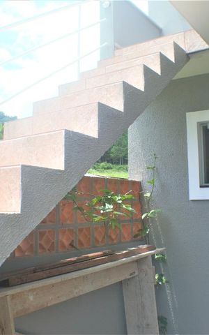 Casa para alugar com 105m², 3 quartos e 1 vaga Casa para alugar com 105m², 3 quartos e 1 vagaEscada de Acesso ao Terraço