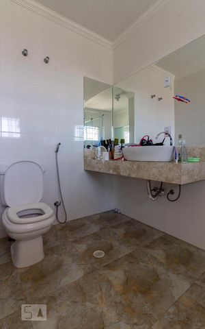Casa à venda com 528m², 3 quartos e 8 vagasBanheiro Quarto 1 - Suite