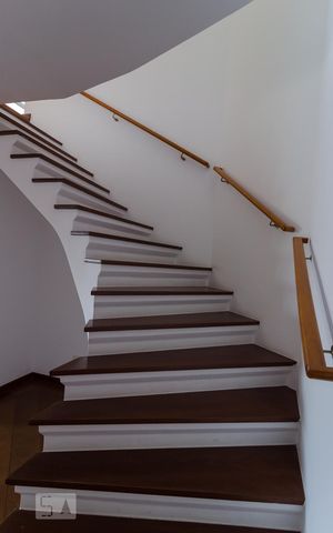 Apartamento à venda com 240m², 3 quartos e 3 vagas Apartamento à venda com 240m², 3 quartos e 3 vagasEscadas