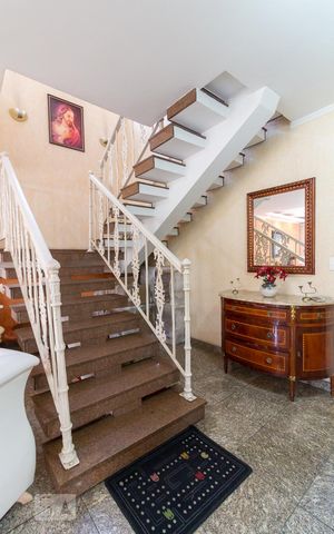 Casa à venda com 750m², 4 quartos e 8 vagasEscada