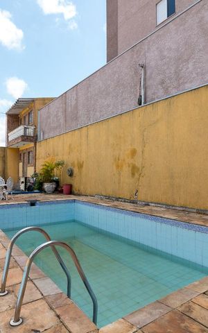 Casa à venda com 750m², 4 quartos e 8 vagasPiscina