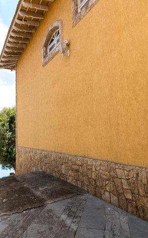 Casa à venda com 750m², 4 quartos e 8 vagasÁrea externa lateral