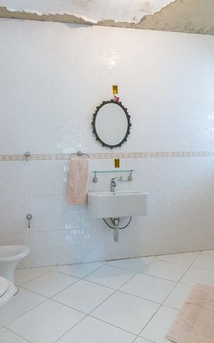 Casa à venda com 750m², 4 quartos e 8 vagasBanheiro quarto 4 suíte