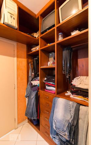 Casa à venda com 750m², 4 quartos e 8 vagasCloset quarto 4 suíte