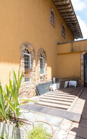 Casa à venda com 750m², 4 quartos e 8 vagasÁrea externa lateral
