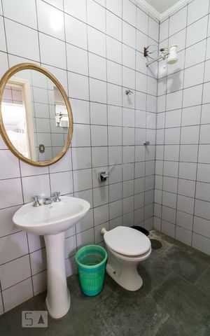 Casa à venda com 750m², 4 quartos e 8 vagasBanheiro salão de festas