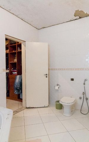 Casa à venda com 750m², 4 quartos e 8 vagasBanheiro quarto 4 suíte