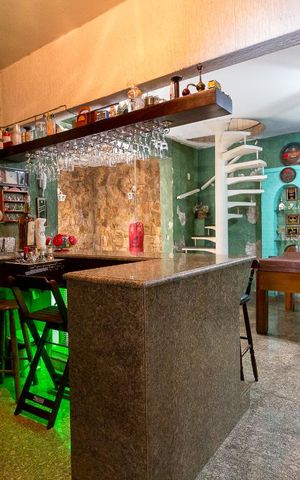 Casa à venda com 750m², 4 quartos e 8 vagasBar e adega