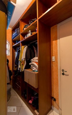 Casa à venda com 750m², 4 quartos e 8 vagasCloset quarto 4 suíte