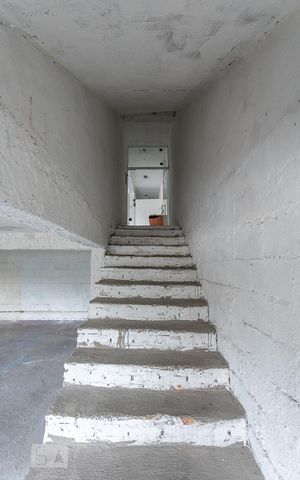 Casa à venda com 420m², 3 quartos e 8 vagasEscada Serviço 2
