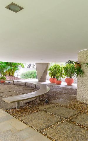 Apartamento à venda com 226m², 3 quartos e 2 vagas Apartamento à venda com 226m², 3 quartos e 2 vagasHall Entrada