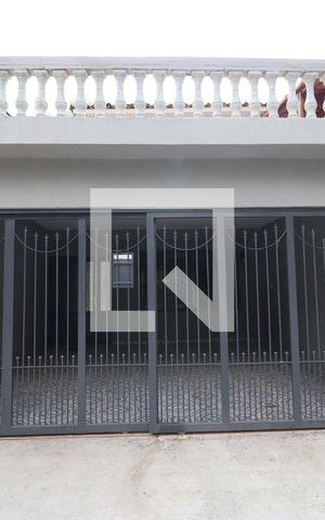 Casa para alugar com 138m², 2 quartos e 2 vagasFachada