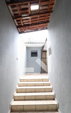 Casa para alugar com 138m², 2 quartos e 2 vagasEscada