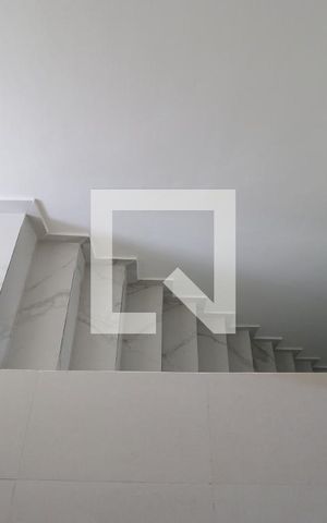 Casa para alugar com 138m², 2 quartos e 2 vagasEscada