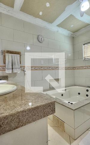 Casa de condomínio à venda com 296m², 4 quartos e 3 vagas Casa de condomínio à venda com 296m², 4 quartos e 3 vagasSuíte 1 Master - Banheiro